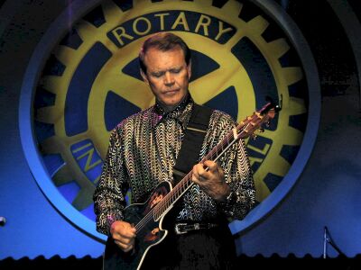 Glen Campbell was the Opening Ceremony Super-Star!! (It's on YouTube)